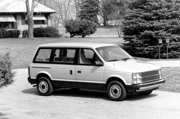 Chrysler усвоява изкуството да прави много с малко под ръководството на главния изпълнителен директор Лий Якока (1924-2019). Въпреки че не е изобретила минивана, компанията усъвършенства концепцията чрез Dodge Caravan (на снимката) и Plymouth Voyager. И двата с предно задвижване. И  достатъчно малки, за да се поберат в гараж, като предлагат разумна икономия на гориво. В същото време кабината им е достатъчно просторна, за да превозва удобно семейството и оборудването им при дълго пътуване.

Така прави минивана предпочитана семейна кола в Америка. Малкото останали примери в този увяхващ сегмент на пазара (включително Voyager и Pacifica на Chrysler) дължат корените си директно на дуото Caravan/Voyager от първо поколение.